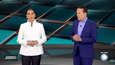 Carolina Ferraz e Roberto Cabrini. Foto: Reprodução/Record