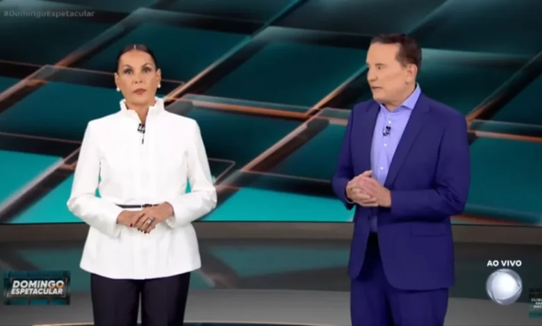 Carolina Ferraz e Roberto Cabrini. Foto: Reprodução/Record