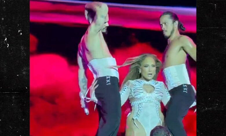 Jennifer Lopez Hits Different Sexual Positions During Concert, on Video