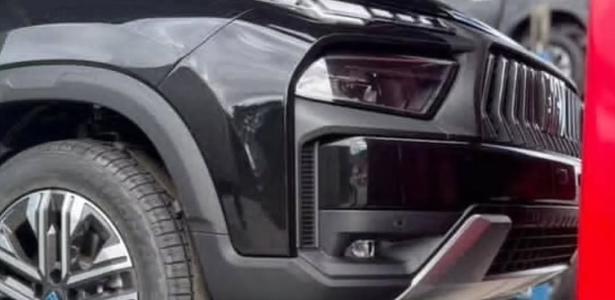 Detalhe da nova Fiat Toro, com grande formada por aletas verticais e novo para-choque