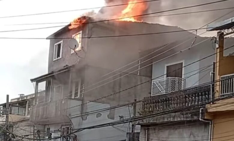 Click Guarulhos flagra incêndio em residência no Jardim Iporanga