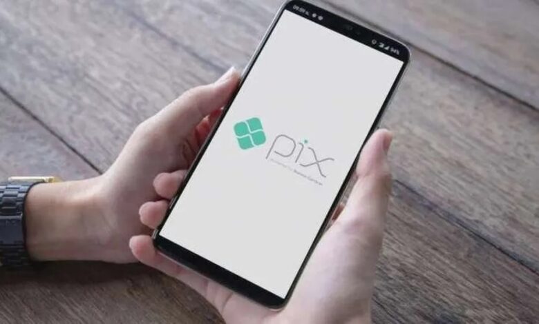 Pix faz uso de dinheiro físico encolher no Brasil, mostra pesquisa do Google | Finanças