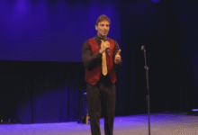 Léo Lins em apresentação