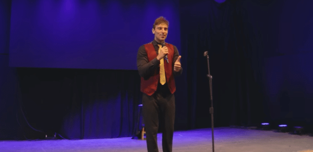 Léo Lins em apresentação