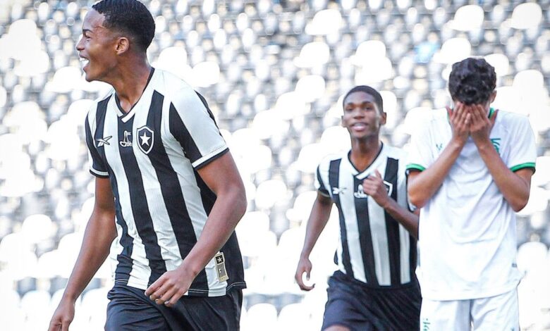 Técnico exalta título do Botafogo no Carioca Sub-17: ‘O que mais agradou foi aproximar do que é a equipe profissional, sendo agressivo’