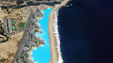 A maior piscina do mundo equivale a dez campos de futebol, possui 250 milhões de litros de água, 35 metros de profundidade e é reconhecida pelo Guinness World Records