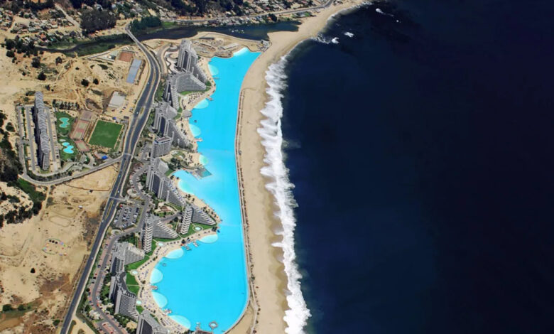A maior piscina do mundo equivale a dez campos de futebol, possui 250 milhões de litros de água, 35 metros de profundidade e é reconhecida pelo Guinness World Records