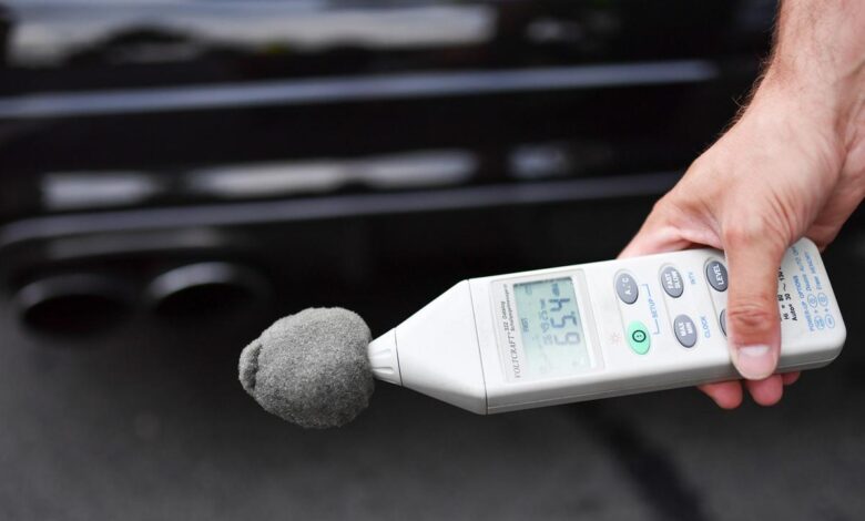 Baden-Württemberg: Wagen zu heftig getunt: Polizei zieht jungen Autofahrer in Freiburg aus dem Verkehr