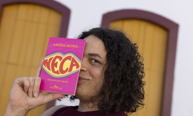 Amara Moira traz para a Flip 2025 o romance ‘Neca’, escrito em bajubá, dialeto das travestis