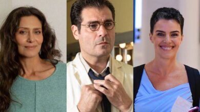A imagem apresenta três pessoas em um formato de colagem. À esquerda, uma mulher com cabelo longo e ondulado, vestindo um suéter azul claro. No centro, um homem com cabelo curto e escuro, usando óculos e uma camisa branca sob um paletó claro, ajustando a gravata. À direita, uma mulher com cabelo curto e escuro, sorrindo, vestindo uma blusa azul clara e segurando um celular. O fundo é neutro e não muito detalhado.