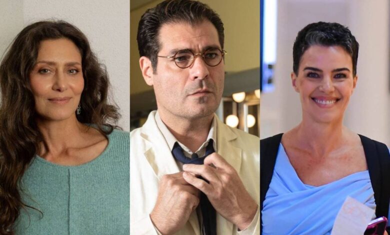 A imagem apresenta três pessoas em um formato de colagem. À esquerda, uma mulher com cabelo longo e ondulado, vestindo um suéter azul claro. No centro, um homem com cabelo curto e escuro, usando óculos e uma camisa branca sob um paletó claro, ajustando a gravata. À direita, uma mulher com cabelo curto e escuro, sorrindo, vestindo uma blusa azul clara e segurando um celular. O fundo é neutro e não muito detalhado.
