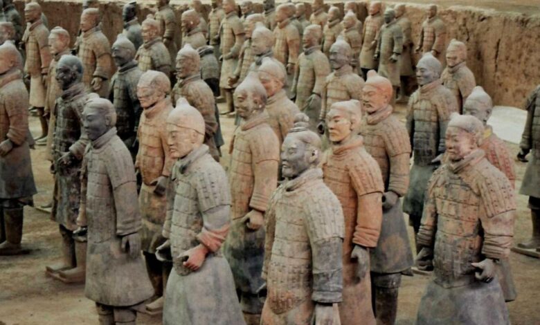 Arqueólogos chineses fizeram uma descoberta histórica ao encontrar mais de 100 soldados de terracota em uma escavação perto de Xi