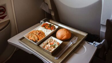 O que não consumir de jeito nenhum no avião, segundo as aeromoças