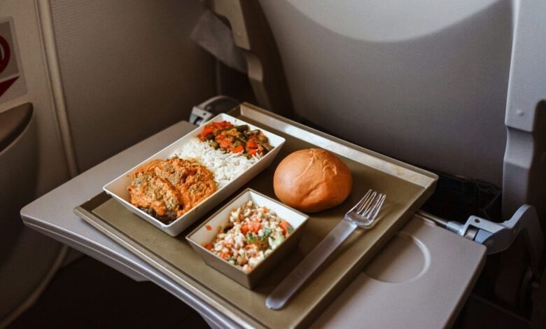 O que não consumir de jeito nenhum no avião, segundo as aeromoças