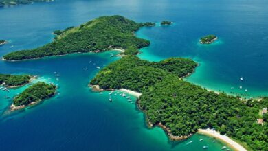 Só 12 praias têm estrutura mínima entre as 365 ilhas de Angra, mesmo com explosão de visitantes