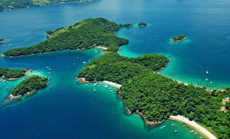 Só 12 praias têm estrutura mínima entre as 365 ilhas de Angra, mesmo com explosão de visitantes