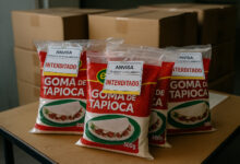 Suplementos alimentares interditados pela Anvisa em mesa de fiscalização