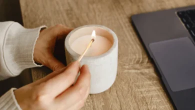 Acender uma vela branca à noite pode transformar sua vida: saiba como aproveitar esse ritual poderoso