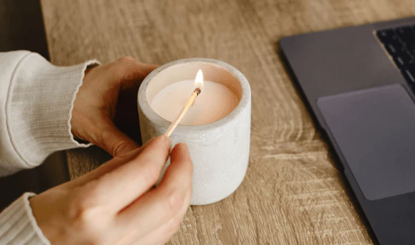 Acender uma vela branca à noite pode transformar sua vida: saiba como aproveitar esse ritual poderoso