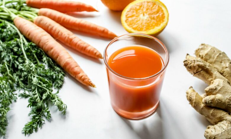 Quais são os benefícios de tomar suco de cenoura?