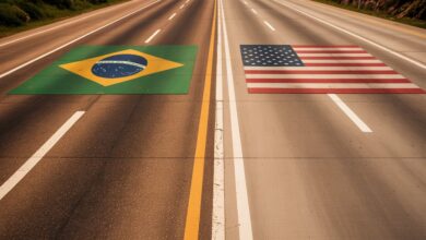Rodovia americana de concreto comparada a rodovia brasileira de asfalto deteriorada.
