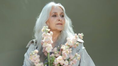 Assumir os cabelos brancos pode ter um significado psicológico