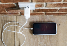 Deixar o celular carregando a noite inteira estraga a bateria? Veja a verdade