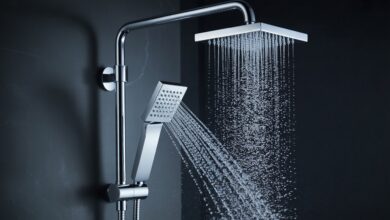 Chuveiros elétricos funcionando com vapor em banheiros elegantes