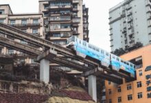 Trens que atravessam prédios e térreo no 20º andar: conheça a verdadeira
