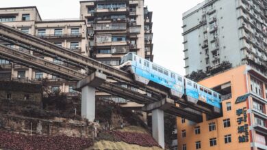 Trens que atravessam prédios e térreo no 20º andar: conheça a verdadeira