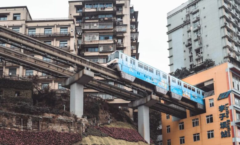 Trens que atravessam prédios e térreo no 20º andar: conheça a verdadeira