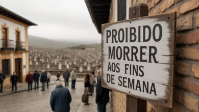 Cidade espanhola Lanjarón com placas alertando sobre proibição simbólica de falecimentos aos fins de semana