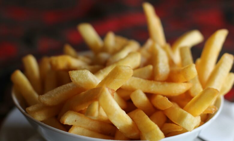 Por que adicionar bicarbonato ao fazer batata frita muda tudo no resultado