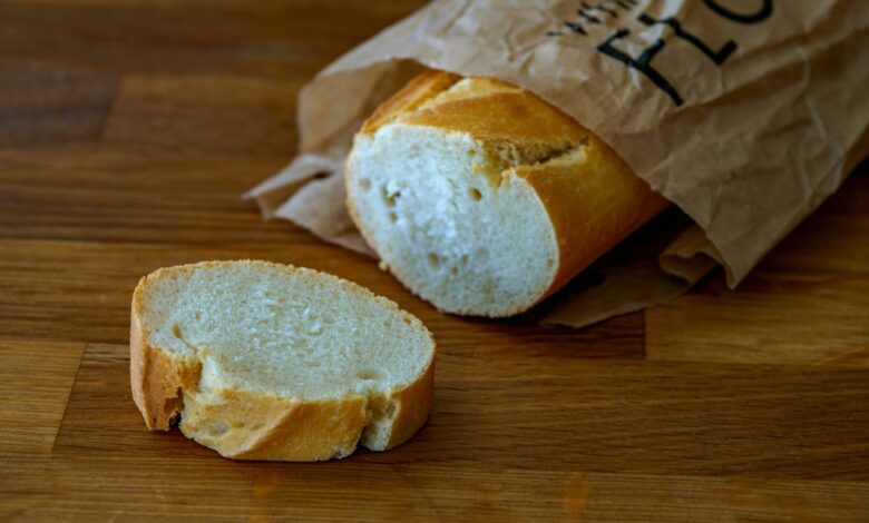 Transforme pão velho em pão novo com esse truque simples