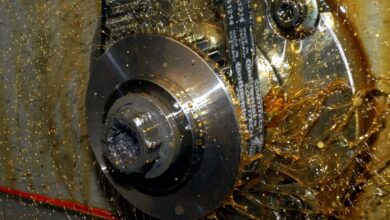 Correia banhada a óleo dá prejuízo a motoristas e é abandonada por gigante automotiva