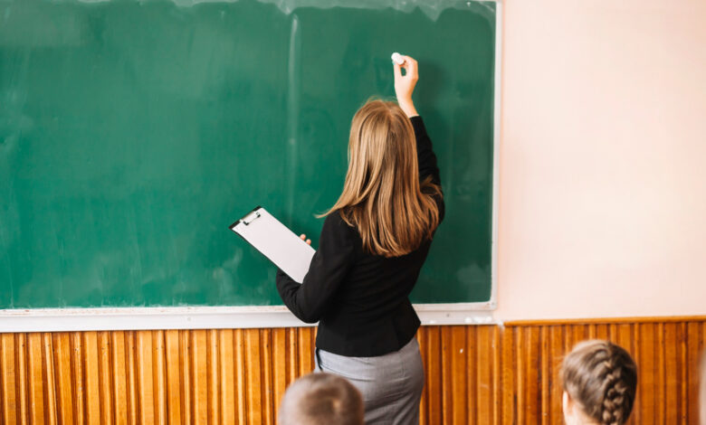 Dia do Professor dá direito a folga? Entenda