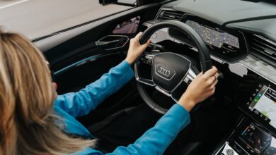 Dirigir de chinelo dá multa? Entenda as regras do CTB