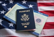 Guichê de imigração com turistas e aviso sobre caução obrigatória de US$ 15 mil.