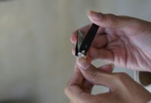 Qual a finalidade do pequeno furo do cortador de unhas?