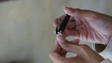 Qual a finalidade do pequeno furo do cortador de unhas?