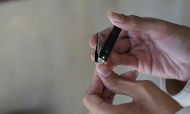 Qual a finalidade do pequeno furo do cortador de unhas?
