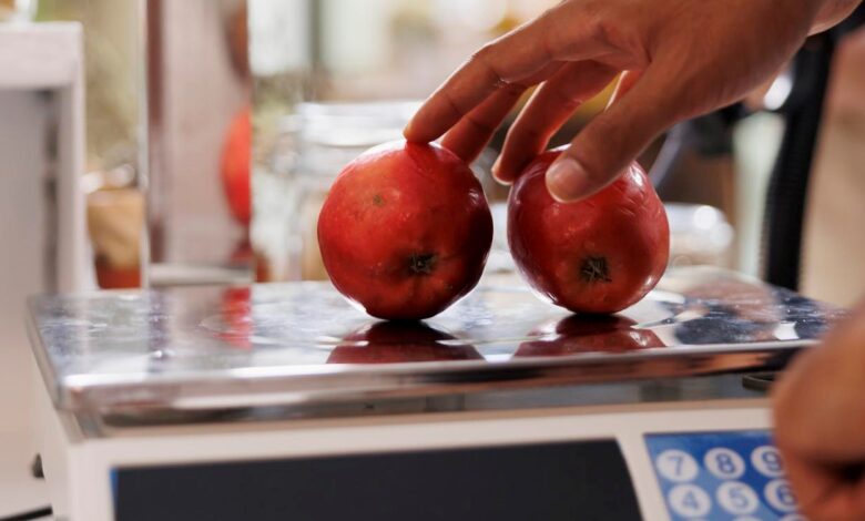 Cuidado! O erro comum ao pesar fruta que pode aumentar sua conta no supermercado