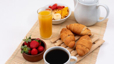 Descubra por que especialistas recomendam tomar café da manhã antes das 8h