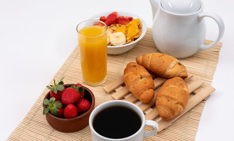 Descubra por que especialistas recomendam tomar café da manhã antes das 8h