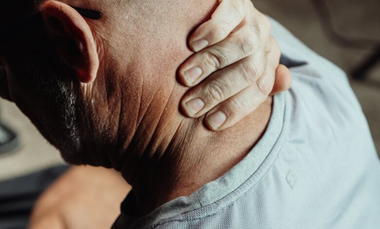 Especialistas indicam formas eficazes para combater e prevenir dores no pescoço