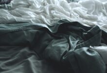 Estudo alarmante mostra por que você deve lavar os lençóis mais vezes