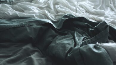 Estudo alarmante mostra por que você deve lavar os lençóis mais vezes