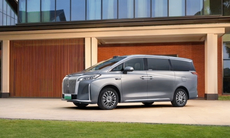 GWM apresenta minivan híbrida com autonomia elétrica de 172 km