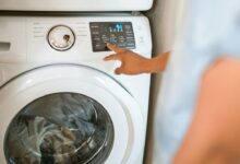 Saiba como limpar o filtro da máquina de lavar do jeito certo e mantenha suas roupas limpas e a lavadora funcionando bem.