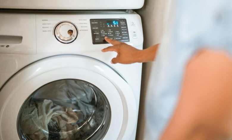 Saiba como limpar o filtro da máquina de lavar do jeito certo e mantenha suas roupas limpas e a lavadora funcionando bem.
